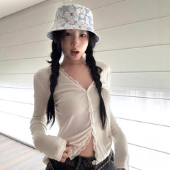 白色蕾丝拼接v领长袖T恤女秋季设计感修身开衫单排扣纯欲百搭上衣