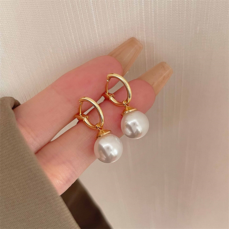 Go to Windy Places Liu Yifei Same Style Red Bean Pearl Ear Buckle Pendant Women's French Retro Light Luxury Earrings