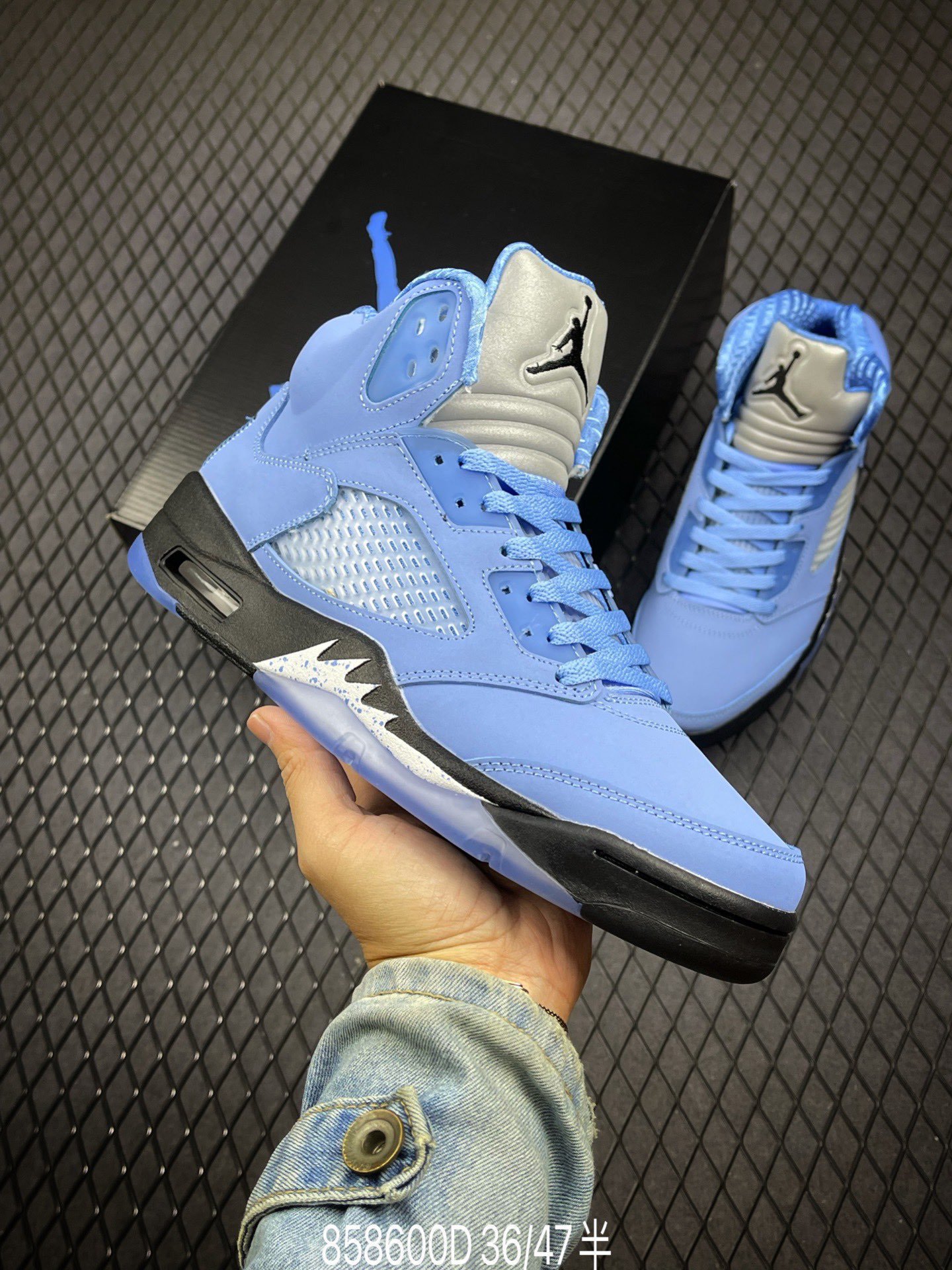 2025 nuevo color AJ5 negro y blanco flujo de arce de batalla real de alto rendimiento retro versátil zapatos deportivos de baloncesto masculino y femenino 3D vertical