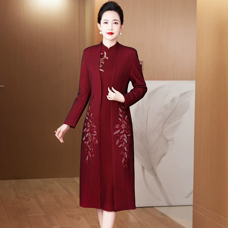 Весной 2024 года костюм из двух частей можно носить двумя способами: тонкое платье-Чонсам для мамы с воротником-стойкой, тяжелое рабочее платье из бисера средней длины