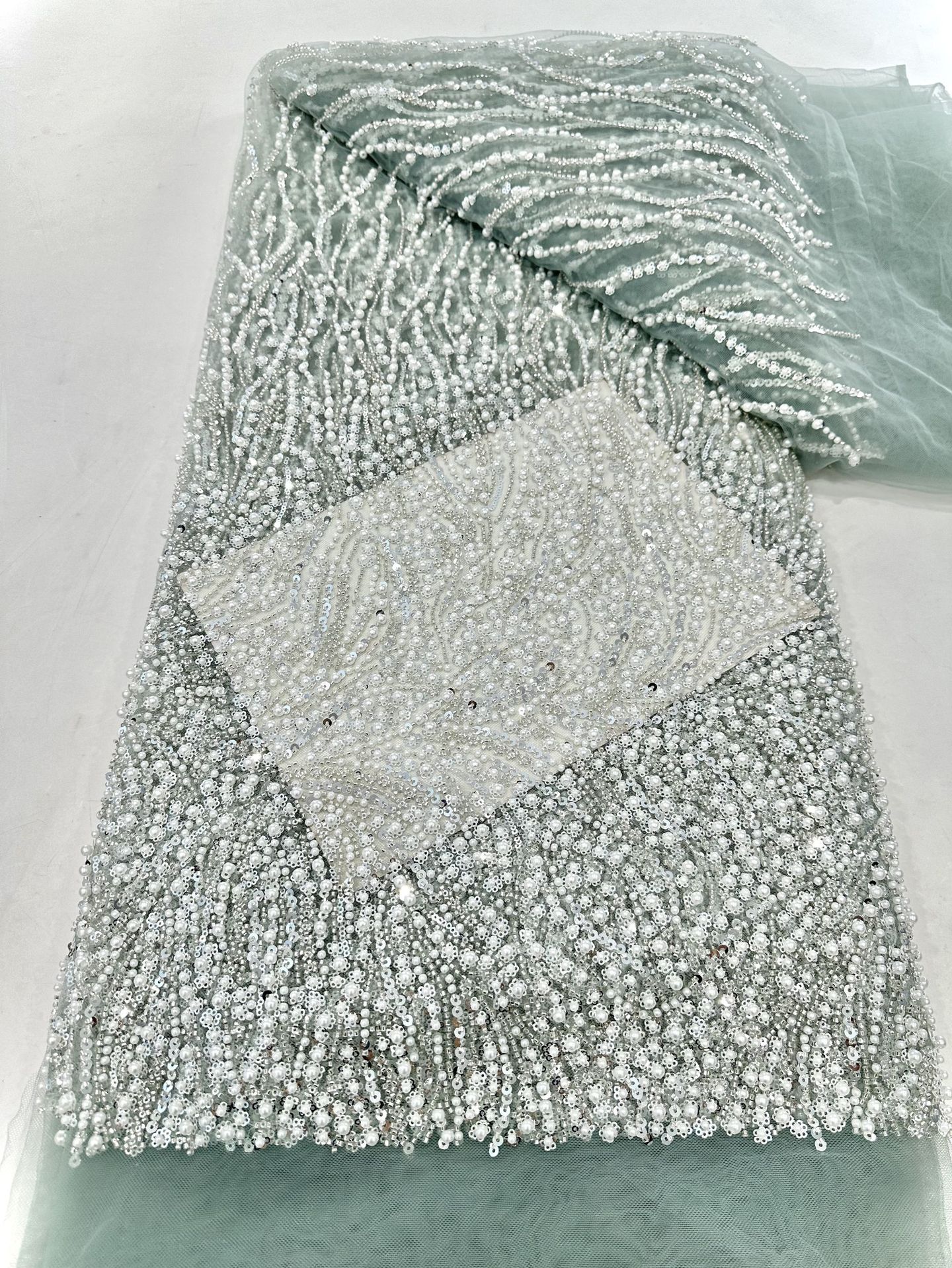 Tela de encaje bordada, bordado pesado con cuentas grandes y patrones florales por todas partes, base de malla de encaje con bordado de tubo de cuentas, tela para vestido de novia.