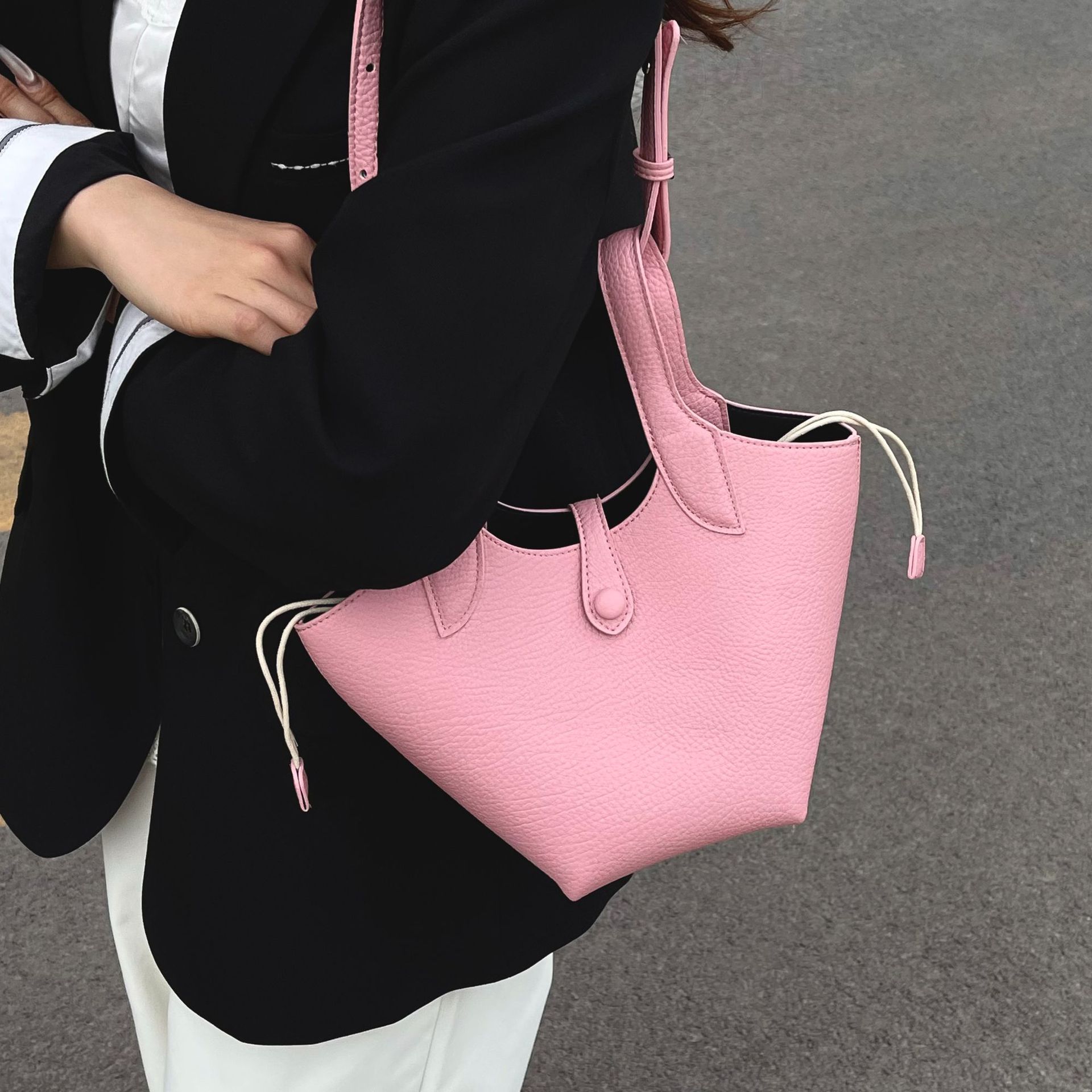 Bolsa de axila de textura de nicho Bolsa de mujer 2025 primavera nuevo bolso de cubo bolso de canasta de mensajero de un solo hombro simple