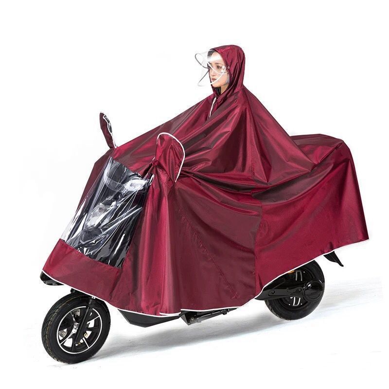 レインコートの電気自動車専用レインコートを大きくして、男性女性のシングル二人のバイクに乗って全身豪雨を防ぐ|undefined