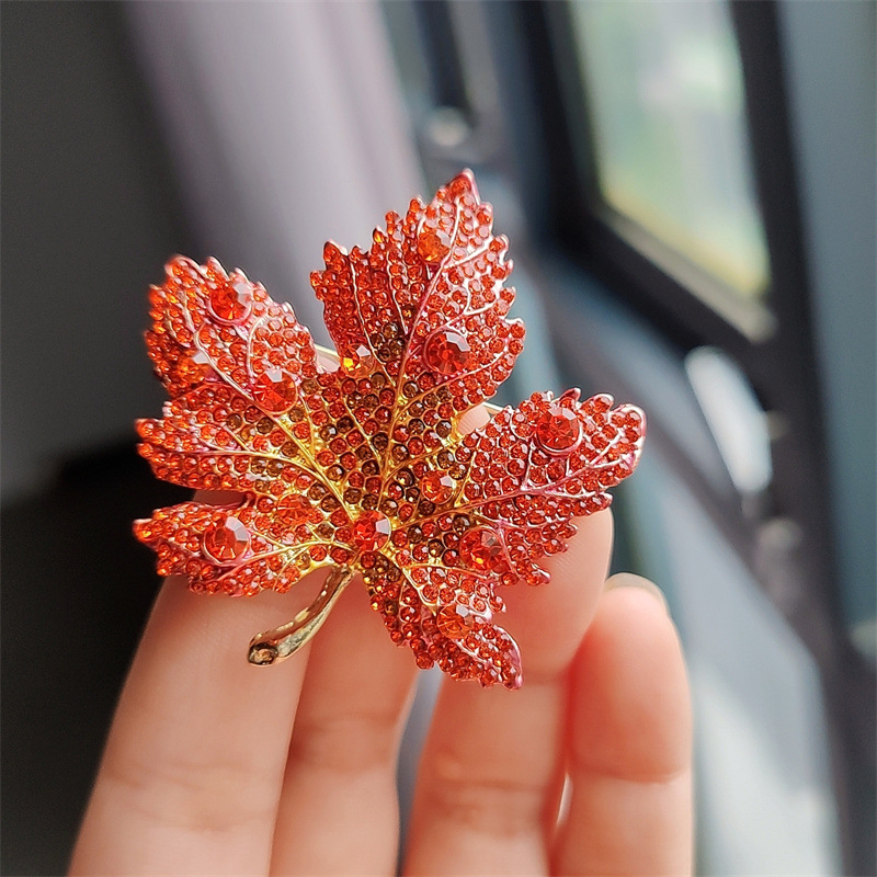 Vintage Style Maple Leaf Alloy Plating Inlay Rhinestones Women's Brooches display picture 5