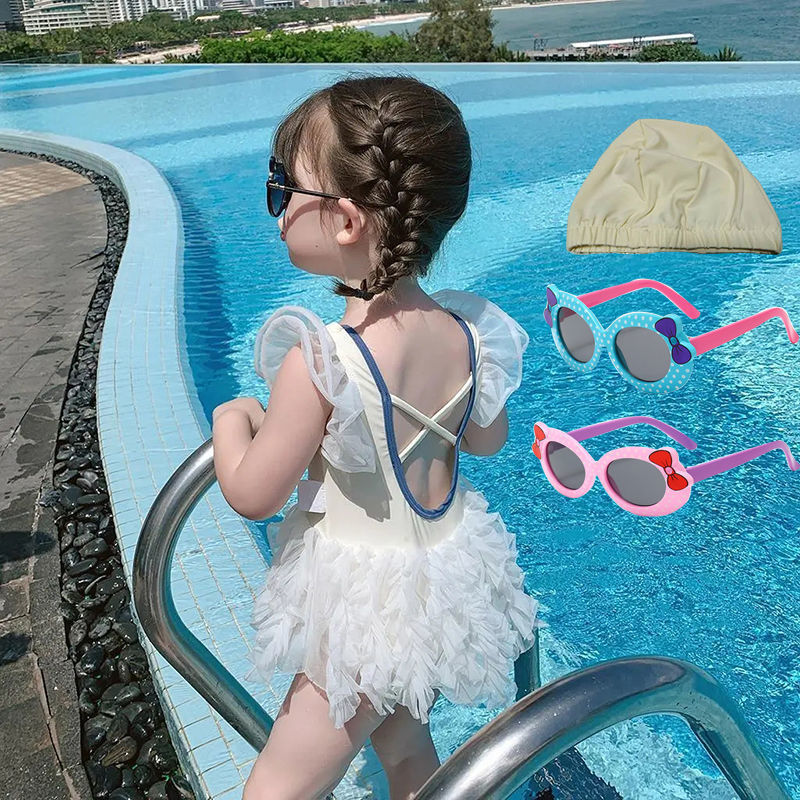 Niña traje de baño beige + sombrero de baño + gafas de sol