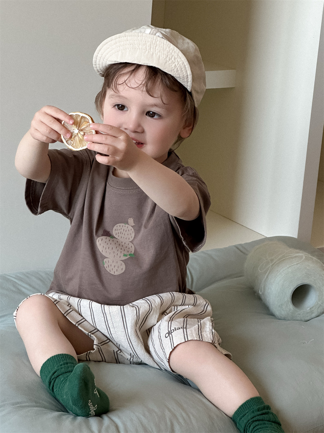 Conjunto de camiseta de manga corta de verano para niños, estilo fino, conjunto de verano para bebé 2026, conjunto de pantalones cortos a rayas estilo coreano para niños.
