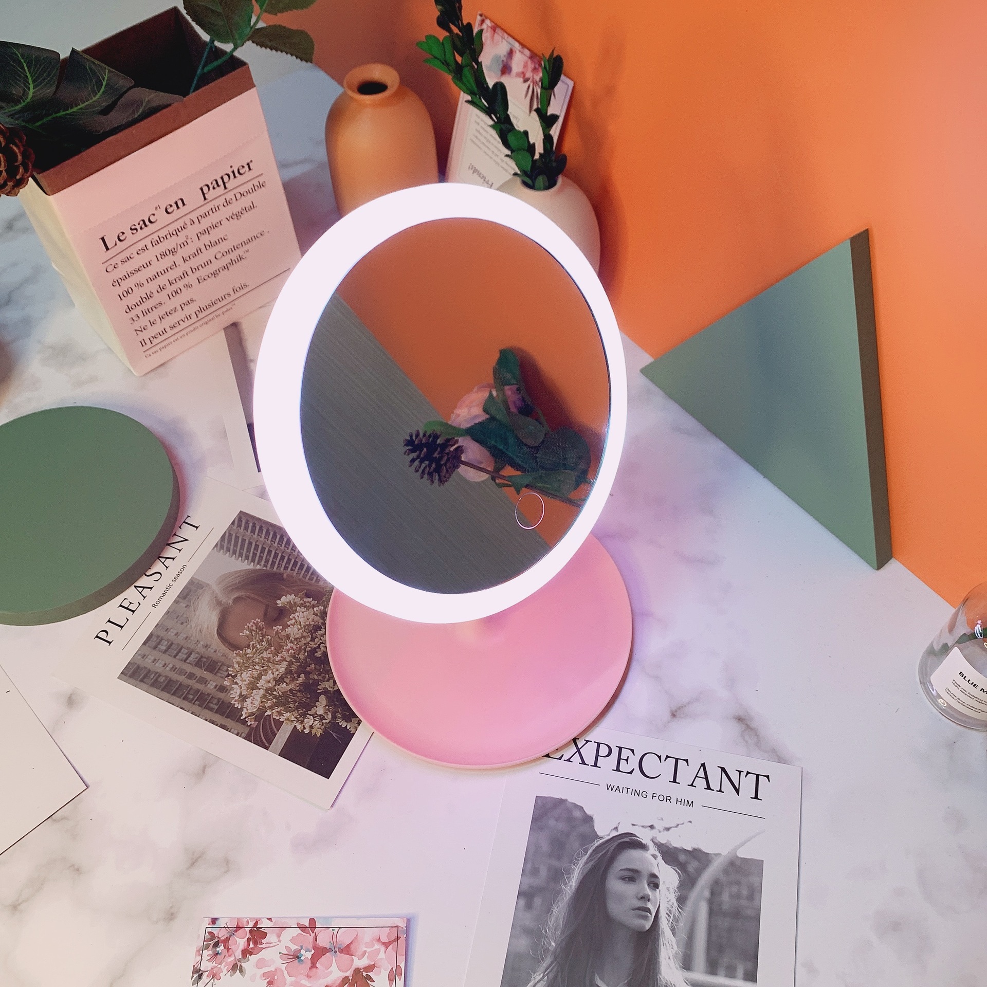 Espejo de maquillaje LED rojo de Internet Tik Tres colores con luz de relleno de luz dormitorio escritorio plegable portátil espejo de belleza transfronterizo portátil