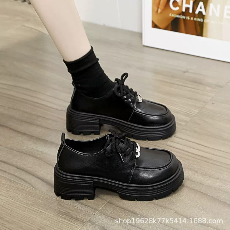 Черные маленькие кожаные туфли с матовыми ремешками, новинка 2024, весенне-осенние лоферы на толстой подошве, модные популярные туфли в корейском стиле для знаменитостей в Интернете