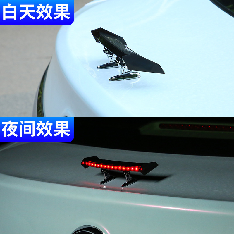 Nueva decoración del coche universal mini cola con luz personalidad creativa pegatinas solar anti-trasera luz de advertencia