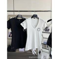 25夏の新型の軽薄なモデルは馬蹄鉄vネックのスリムな小さいtシャツの女性のモデルを合わせます。
