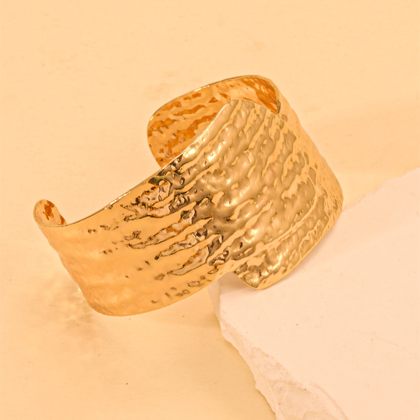 Europa y los Estados Unidos oro galvanizado imitación de frita abertura pulsera temperamento pulsera de moda transfronteriza lujo ligero alta sensación de joyas al por mayor