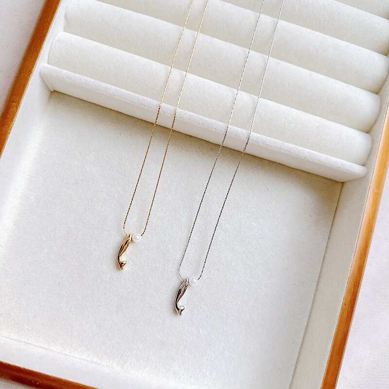 [full-body titanium steel bath free pick] 2025 new gold shop with abstract lines small fish pearl new Chinese necklace