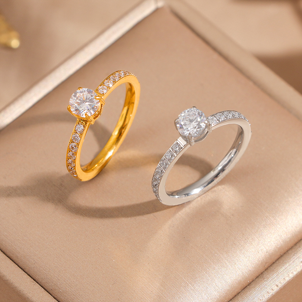 Titanium Steel Gold-Plated Ring for Women with White Diamond Zircon, Four-Claw Couple Proposal Ring, Light Luxury Fashion Ring for Men and Women, Non-Fading