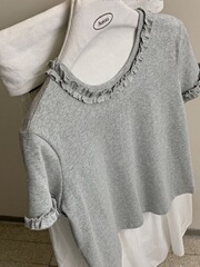 杭州四季清エッグイタリアとフランスの卸売婦人服デザインサイドカラー半袖ショルダーTシャツトップ夏