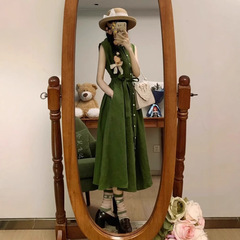 韓国系の雰囲気感は緑の森系の袖なしの茶休ワンピースを着ています。