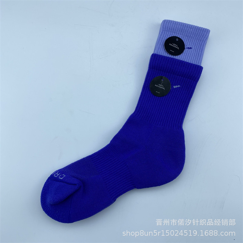 2023新品の偽の2つのつなぎ合わせのスポーツの靴下の中で筒の高い筒の男女の同項のマカロンカラーの厚いタオルの底