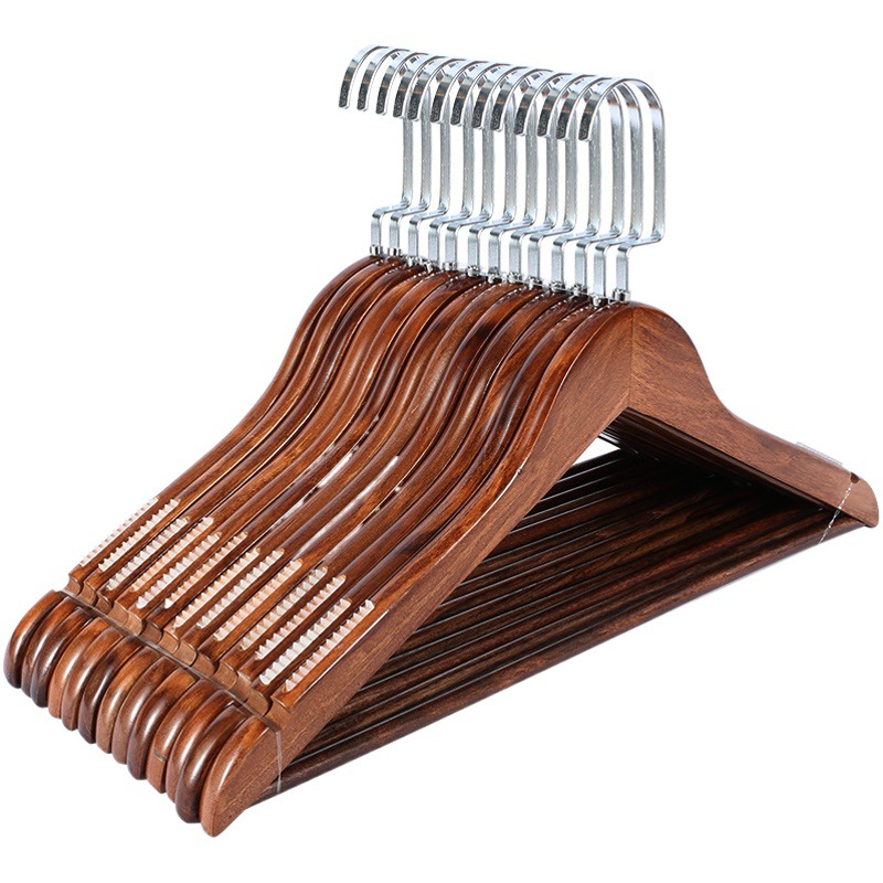 Fábrica al por mayor desarrollo P66 tienda de ropa percha de madera color madera cruda Hotel tienda de ropa percha puesto antideslizante