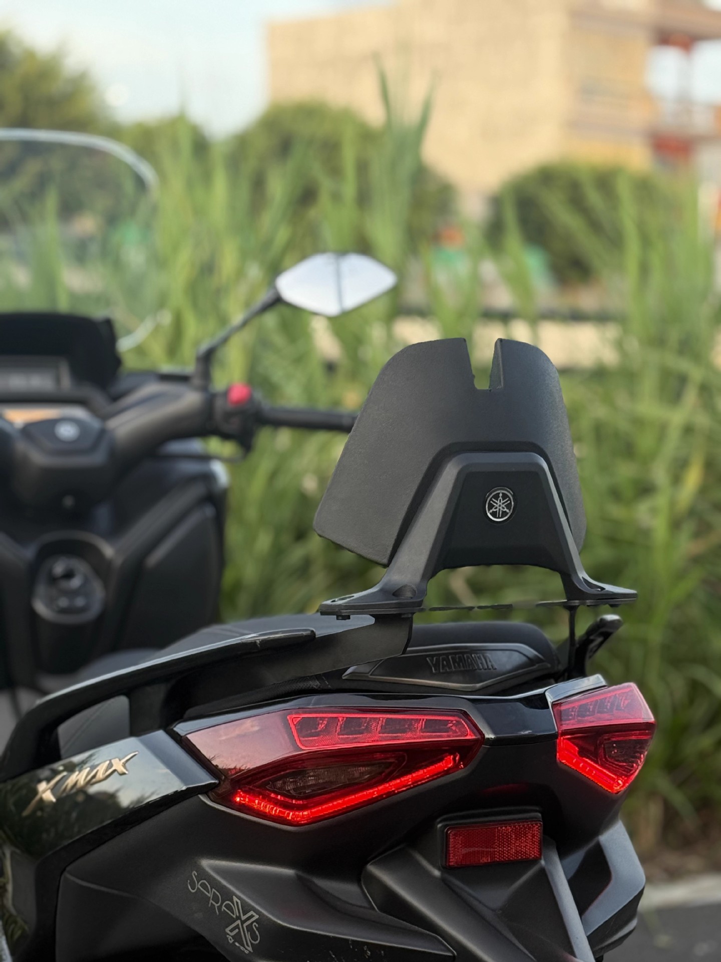 Suitable for 21-25 Xmax300 Rear Backrest, Modified Passenger Rear Lumbar Support, Comfortable and Soft, Retaining the Original Car Armrest
