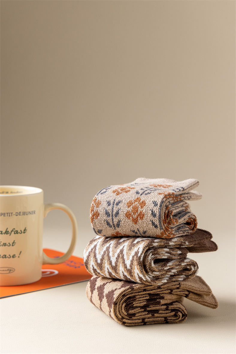 Double-needle, two-way trend, fashionable new women's pile socks, medium length, thickened khaki color wave pattern_voghion.com