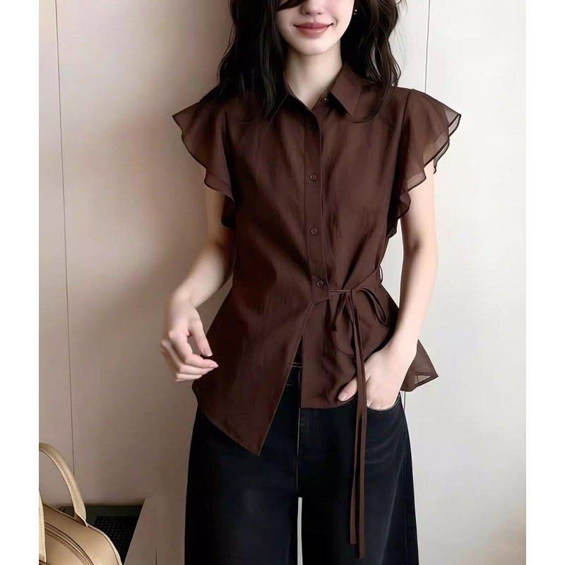 Stylish Coffee-Colored Short-Sleeve Shirt with Small Lapel for Women, Summer Design for Petite Figures, Cinched Waist with Tie, Ruffled Edges, Elegant Straight-Shoulder Top