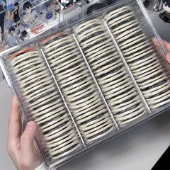 桌面58吧唧收纳盒大容量防尘透明谷子徽章周边亚克力分格贴纸公仔