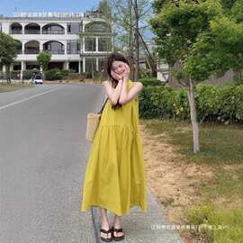 法式黄色挂脖露肩连衣裙女春季2026新款气质口袋宽松度假风长裙子