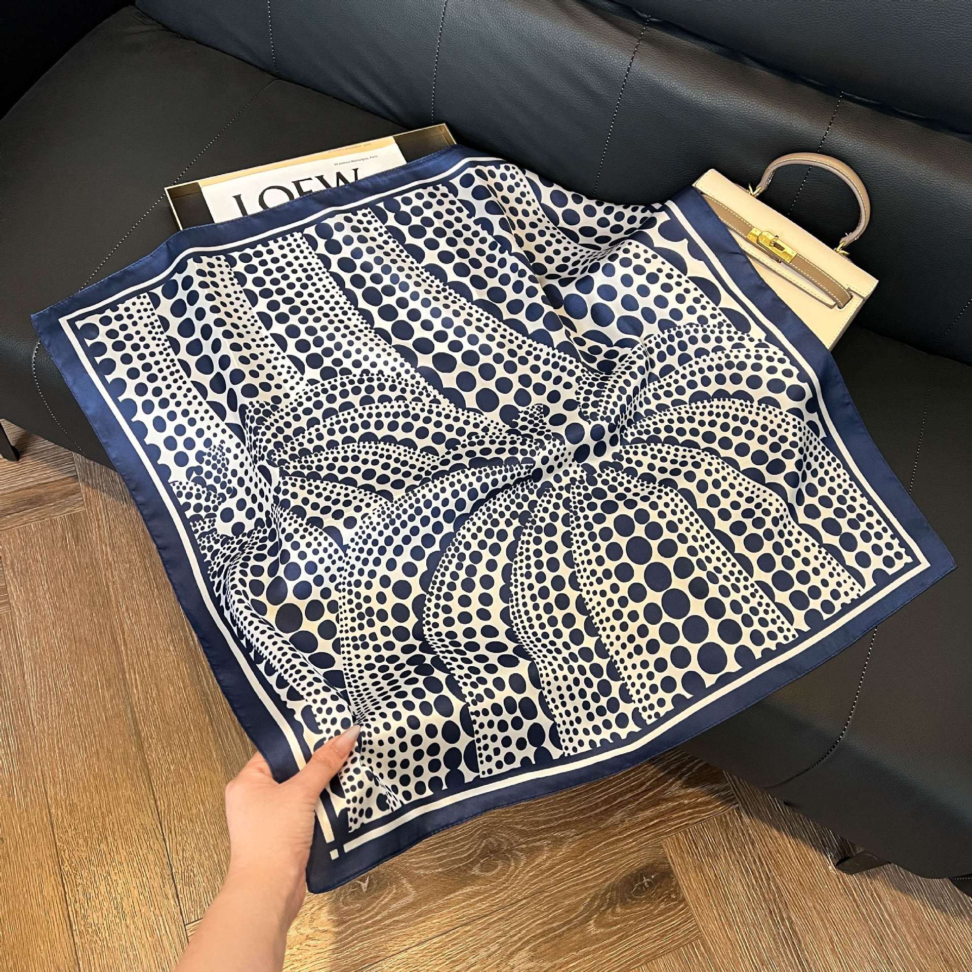 Transfronterizos nuevos bufandas de seda azul de alto nivel de seda cuadrada de simulación bufandas de moda de decoración de moda de combinación bolsa correa de pelo bufandas profesionales