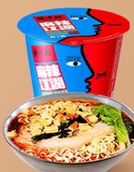 楊主の番頭の優れたラーメンの粉の麺の野菜の卵の広い粉の金のスープの肥えた牛の多い味の桶はインスタント食品の量の大きい特恵に便利です。