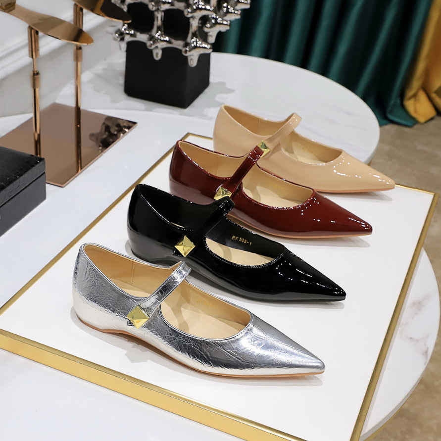 533-1 French elegant pointed patent leather women's shoes with willow nails and metal decoration, featuring a raised and low heeled design for women's singles