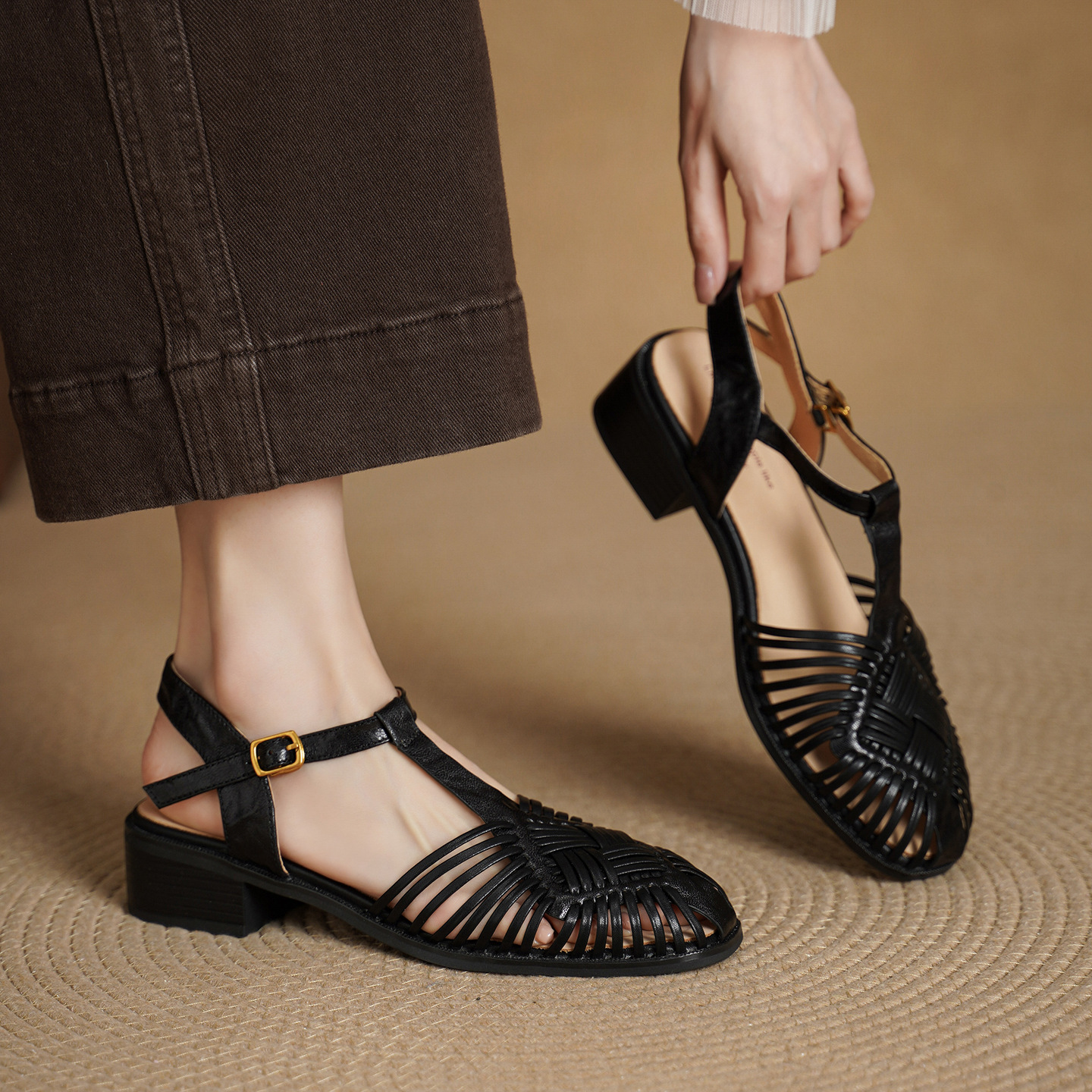Sandal nữ quai ngang T-clasp gót thấp 4 cm phong cách vintage dệt rỗng — đen