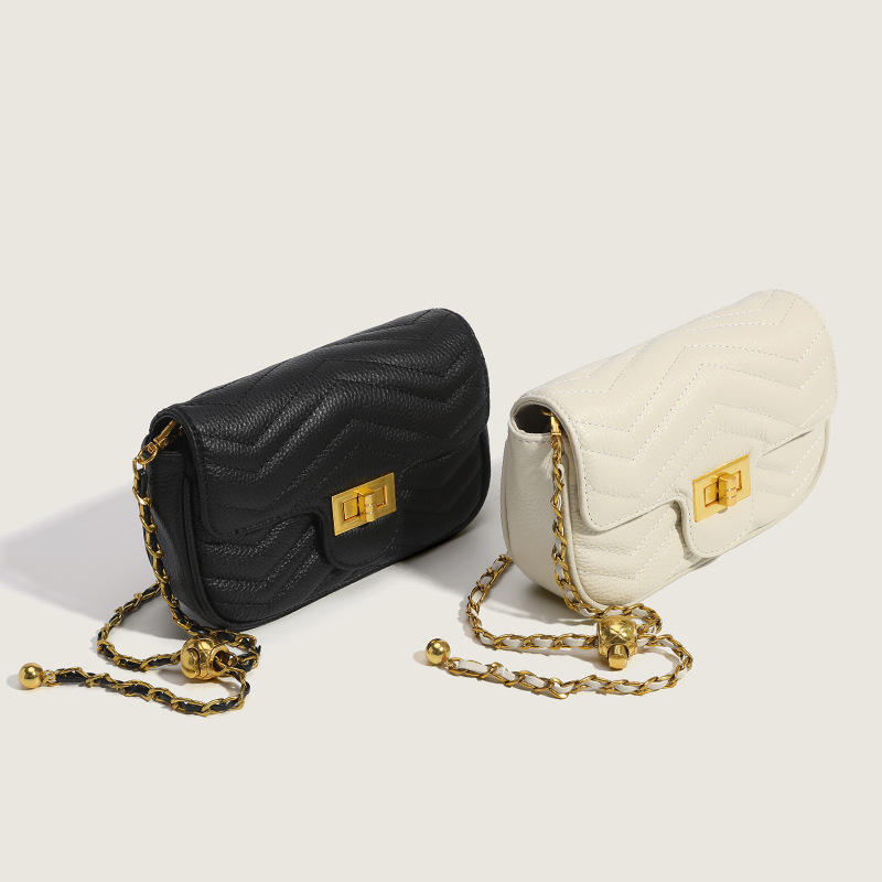 Catena di moda Vento profumato Vera pelle da donna 2024 Nuova tracolla monospalla alla moda Chiusura con palla dorata in pelle bovina_voghion.com