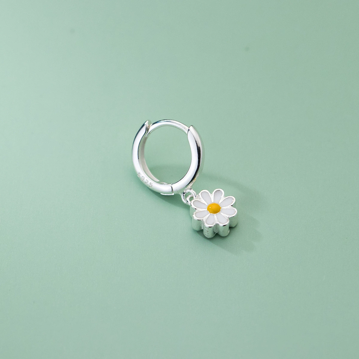 Brand sophisticated earrings, flowered