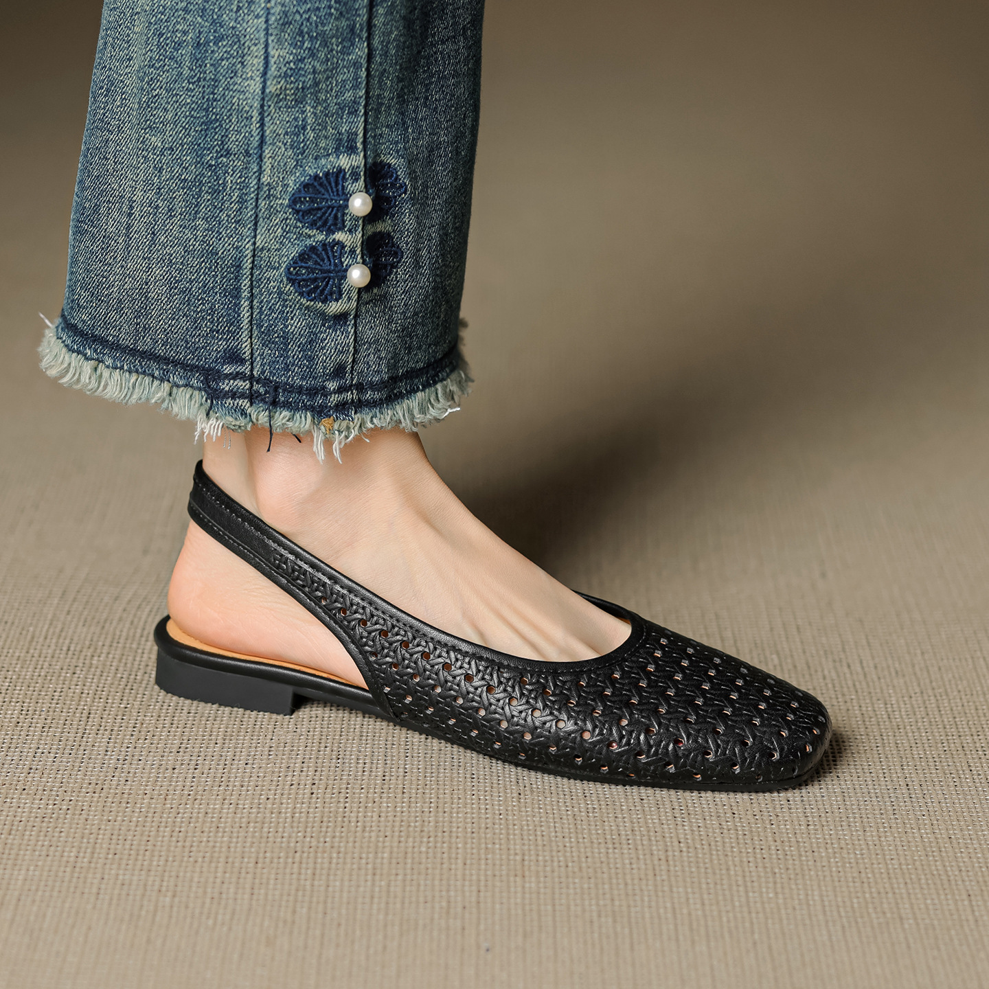 Sandal nữ đế bệt mũi bọc da bò, quai sau hở, phong cách vintage đan lỗ — đen