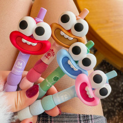 かわいい口の大きい目は人形のペンの高い顔の値の黒色をからかって中性のペンの学生の試験の専用のペンを押します。