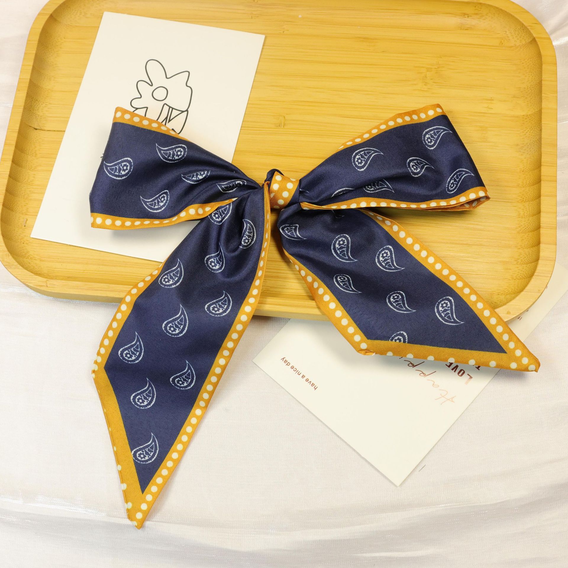 Темно-синие желтые края в горошек