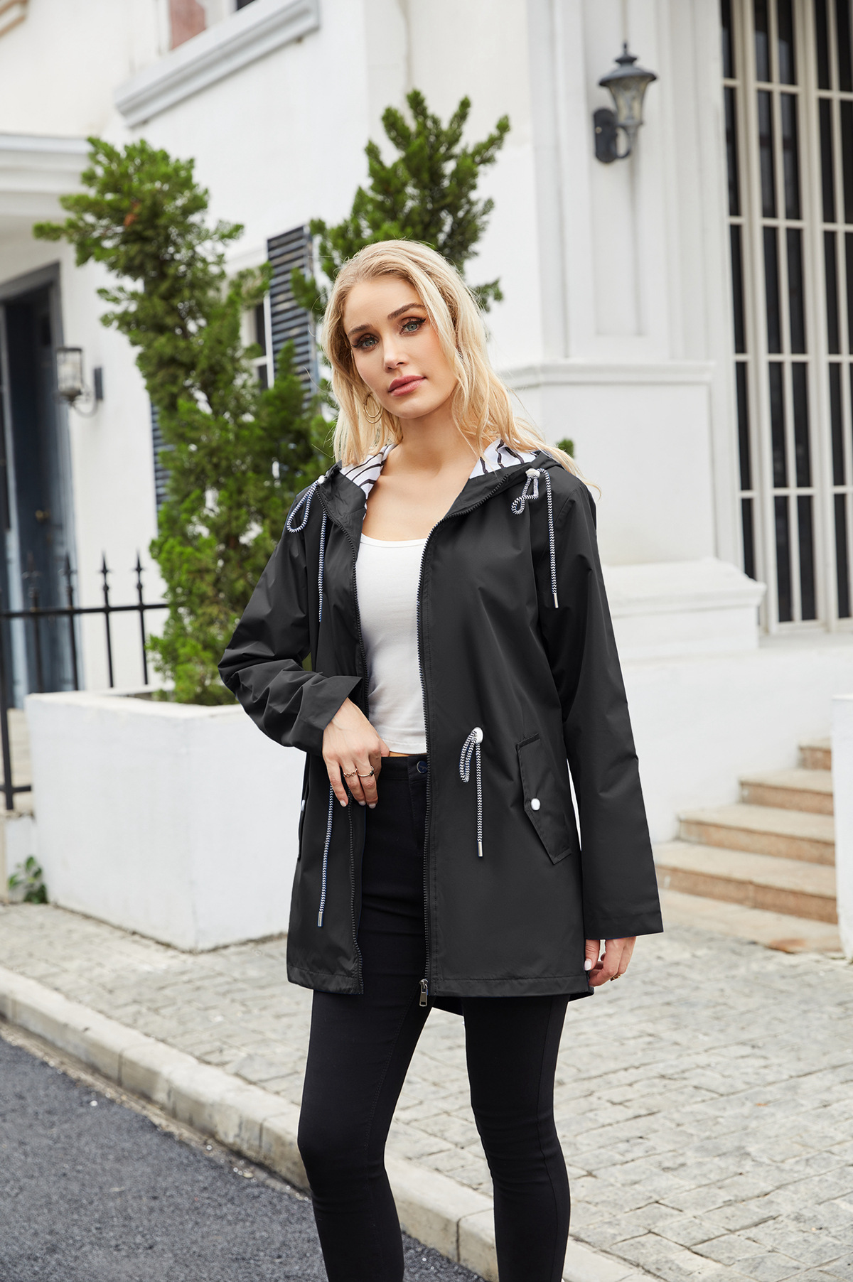 új hosszú ujjú, fröccsenésálló, hosszú széldzseki, női kapucnis, csíkos esőkabát, keresztpántos, plus size női ruházat_voghion.com
