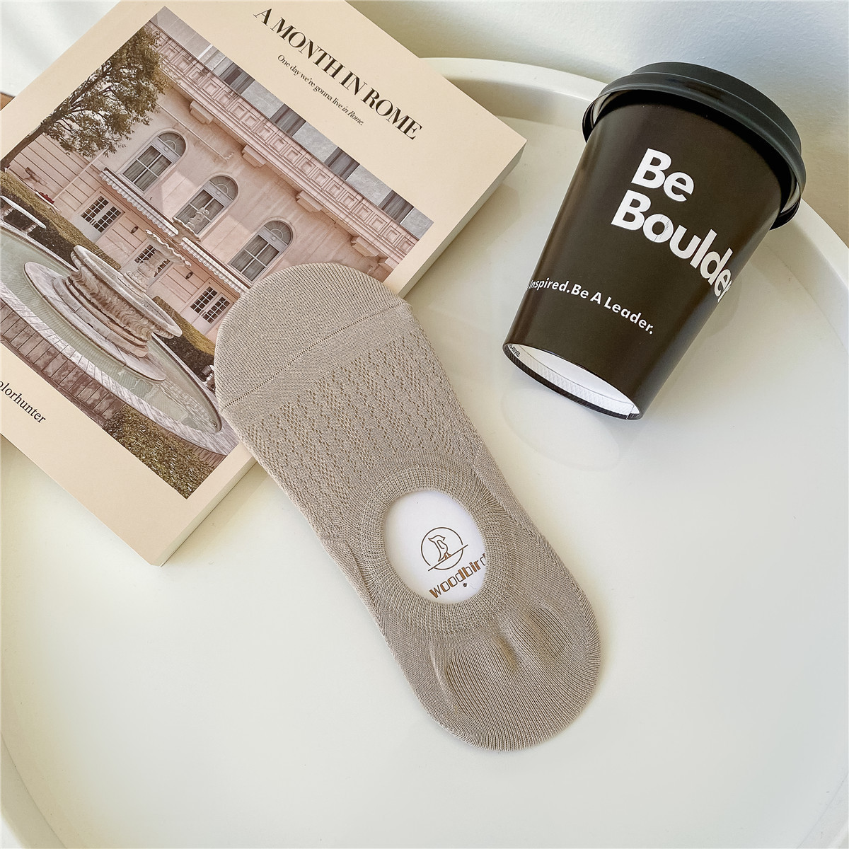 Primavera y verano delgada malla invisible calcetines antideslizantes para mujeres no se caen talones fondo de algodón sólido absorción de sudor respirable boca ligera calcetines de barco