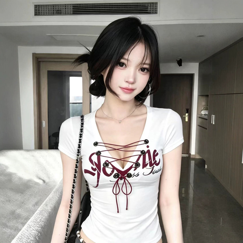Purely desirable hot girl low-neck deep V-neck short tight-fitting short-sleeve T-shirt for women with printed straps and sexy cut-out collarbone-revealing top Purely desirable hot girl low-neck deep V-neck short tight-fitting short-sleeve T-shirt for women with printed straps and sexy cut-out collarbone-revealing top