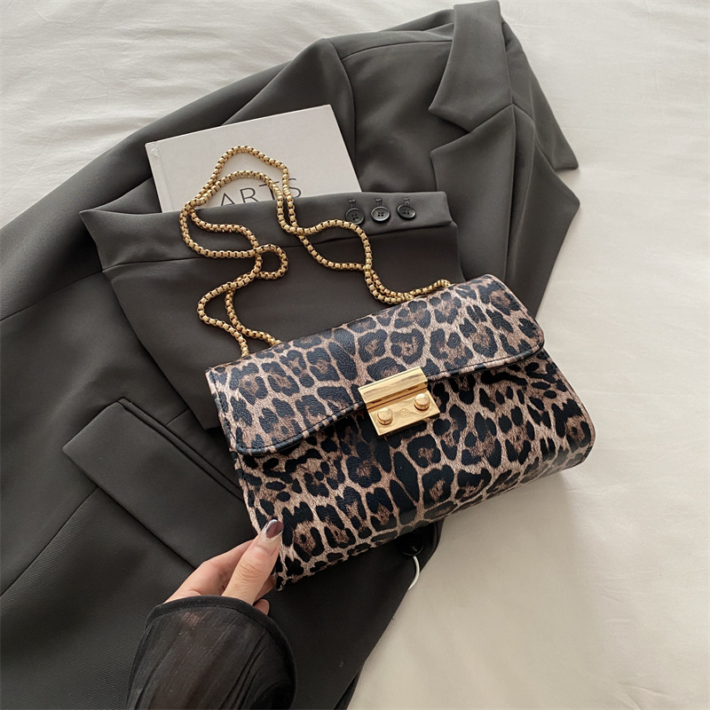 Bolso bandolera retro bolso de cadena de estilo occidental bolso personalizado femenino 2024 otoño e invierno diseño de nicho tendencia pequeño bolso cuadrado