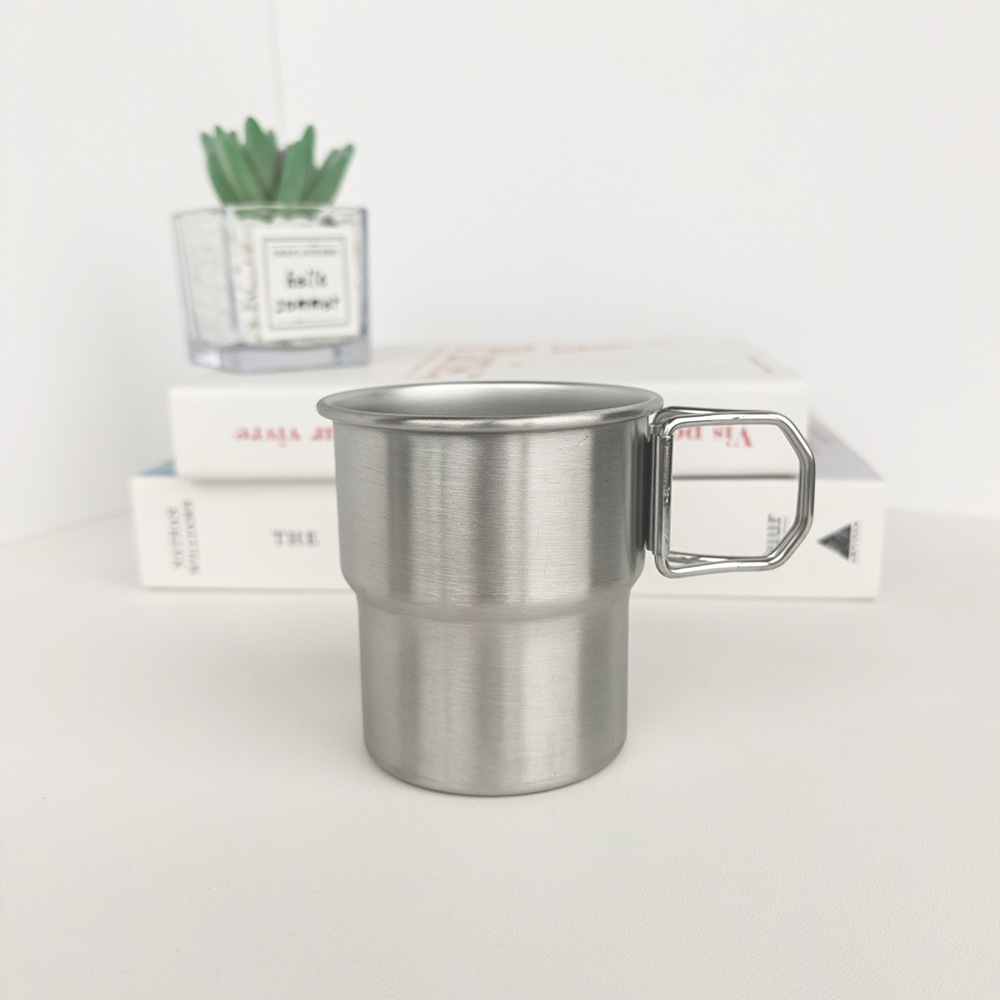Taza de acero inoxidable para acampar al aire libre con grabado, taza de café 304, taza de agua estilo escalonado, taza portátil de una sola capa, portátil y práctica.
