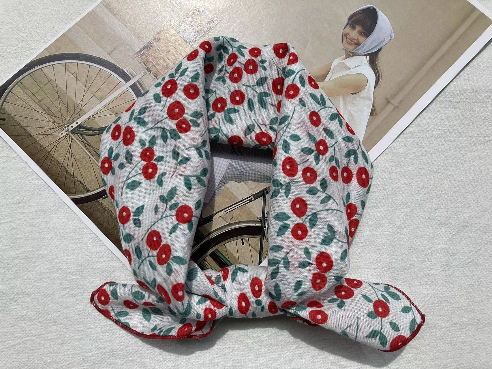 108 붉은 작은 둥근 꽃
