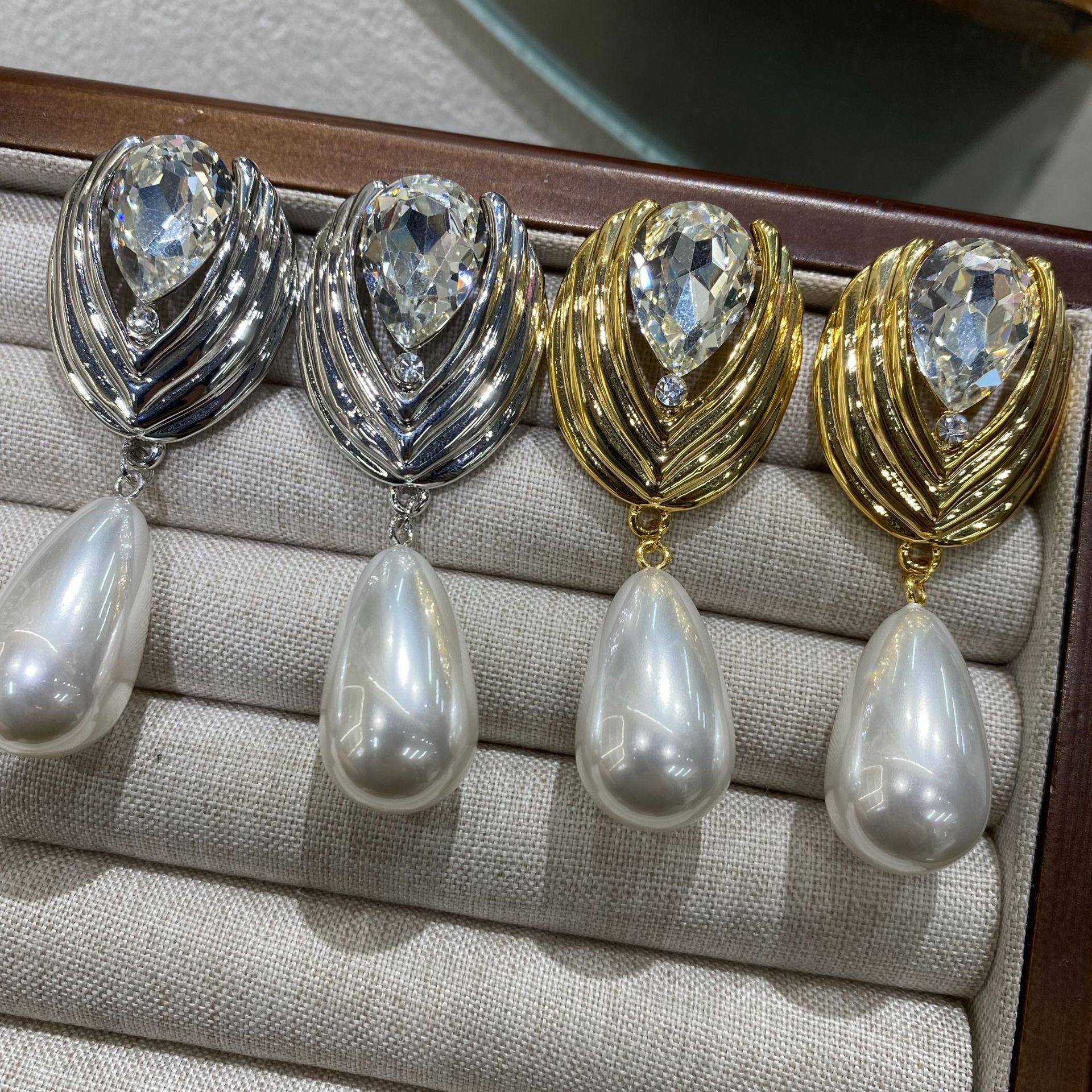 Fashionable elegant earrings pearl drop-shaped