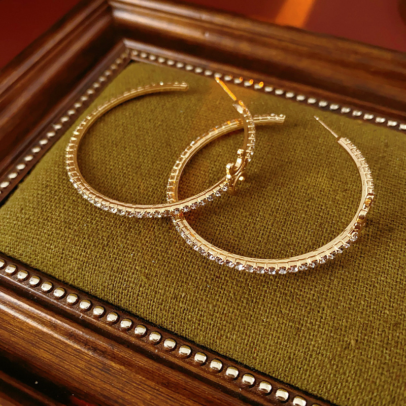 Agujas de plata con diamantes letras C pendientes transfronterizos fríos aretes exagerados para mujeres europeas y estadounidenses de moda ligera y lujosa alta sensación de pendientes image 7