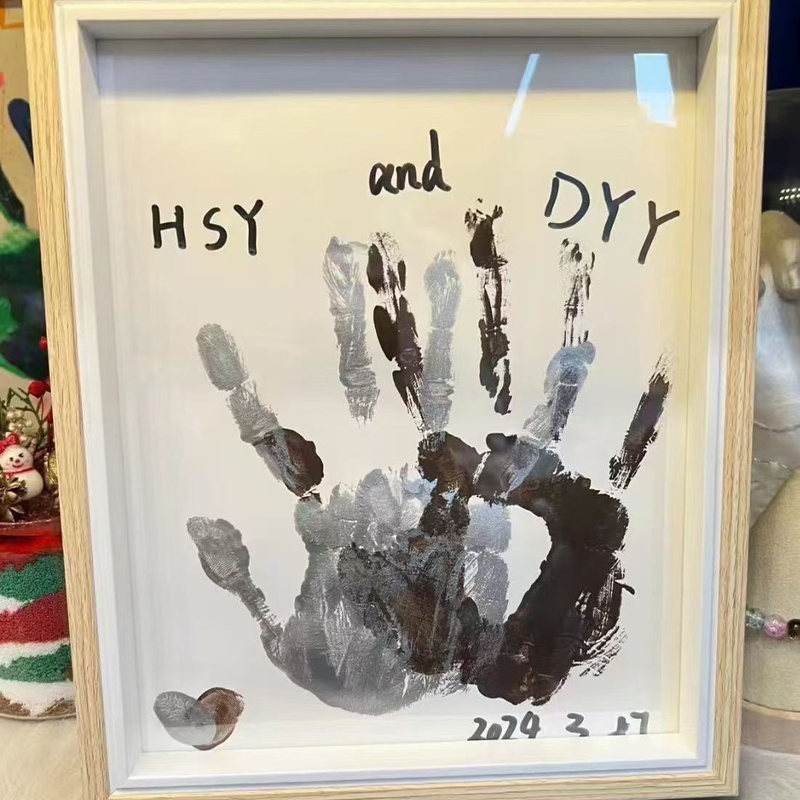 Handprint Painting DIY Couple Handmade Photo Frame Gift from Best Friend to Boyfriend Girlfriend Chinese Valentine's Day 520 Handprint Painting DIY Couple Handmade Photo Frame Gift from Best Friend to Boyfriend Girlfriend Chinese Valentine's Day 520