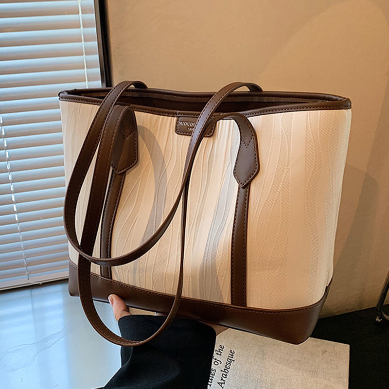 Elegant capacious shoulder bag