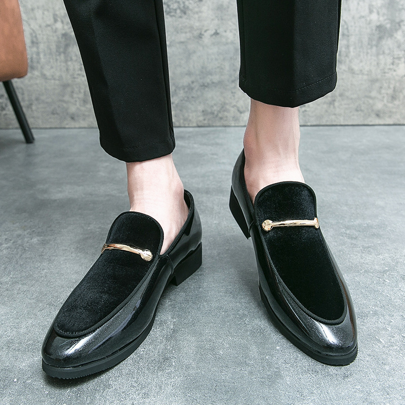 Cross-border tallas grandes zapatos de música para hombres talla 46 nuevos zapatos de cuero de primavera y otoño zapatos de guisantes zapatos de hombre europeos y americanos zapatos de cuero casuales de charol