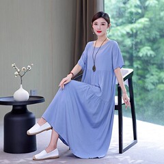 夏の綿のシルクのワンピースの女性の大きいサイズのゆったりしている長さの膝のスカートの2025年の新型の洋気はやせているお母さんの服を現します。