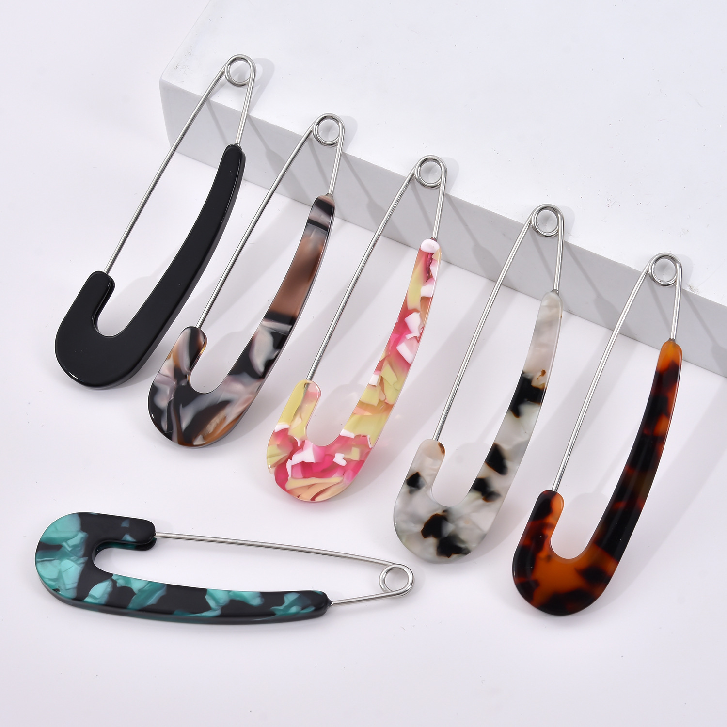 Cross-border European and American fashion acrylic pin niche high-end brooch corsage women's clothes shawl accessories