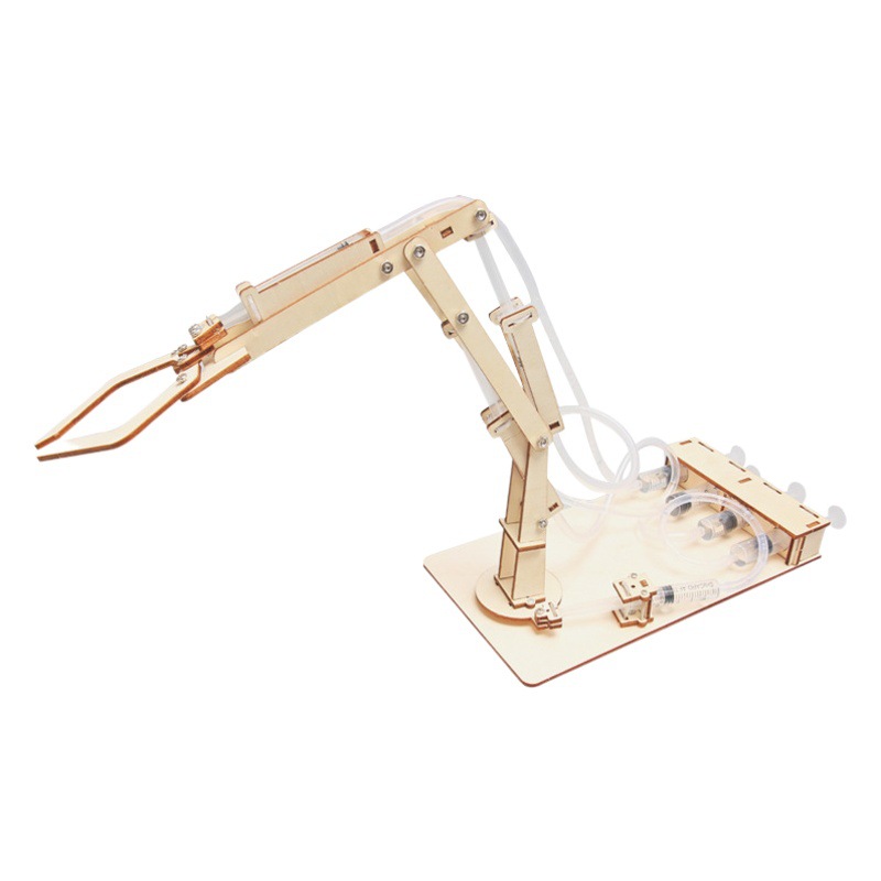 Tecnología pequeña producción brazo mecánico hidráulico DIY pequeño invento Niño con manos en la escuela secundaria estudiante ciencia experimento juguete