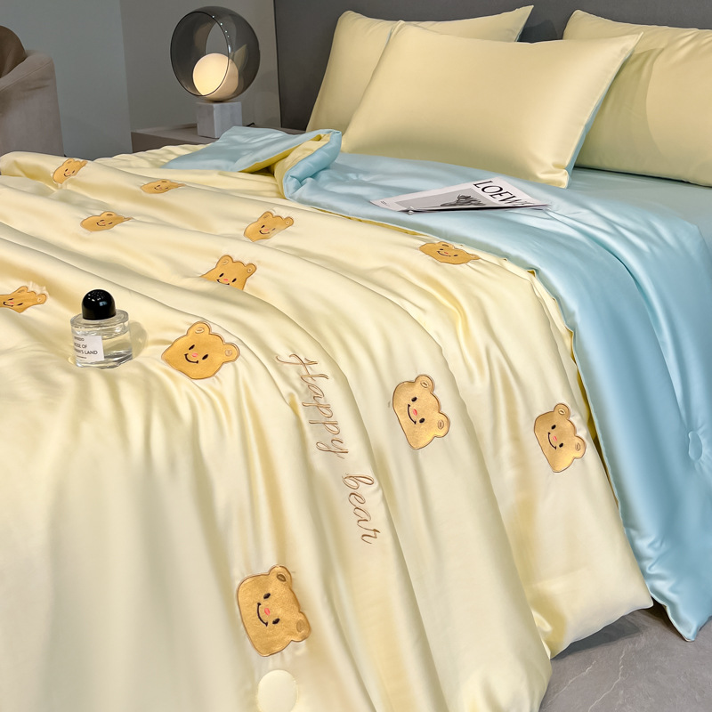 Juego de cuatro piezas de cama de edredón fresco de verano de seda helada 2025 nuevo juego de tres piezas de ropa de cama y sábanas individuales de verano de alta gama de lujo ligero